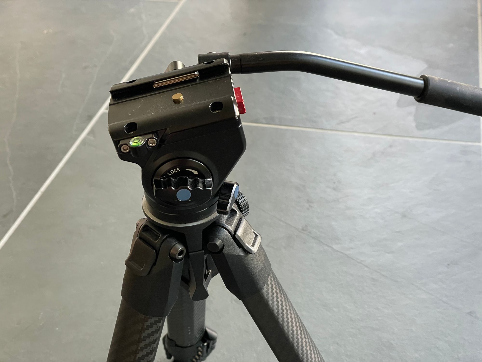 Video head on Travel Tripod